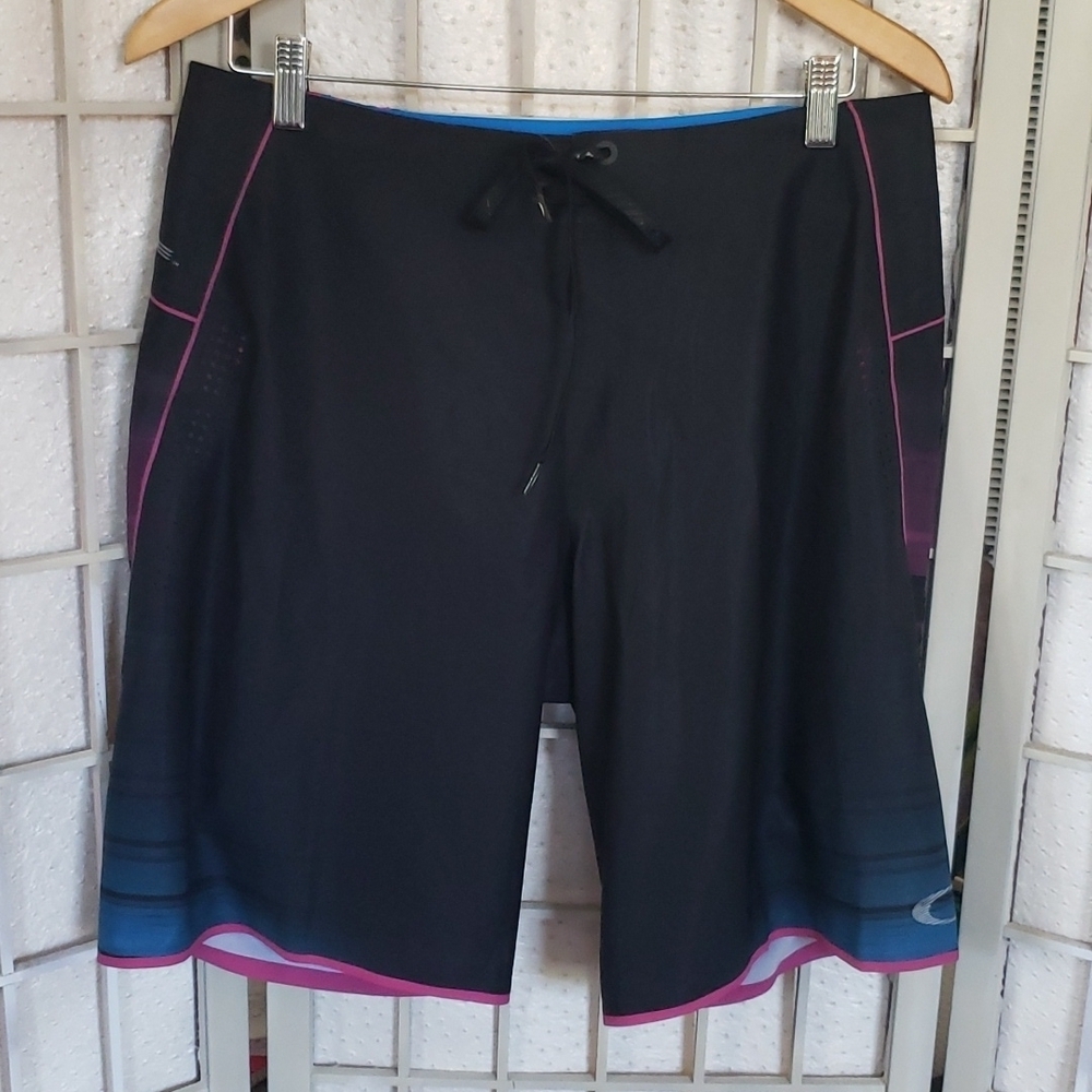 Oakley 2 in 1 hybrids with inner fitted mens shorts size 32